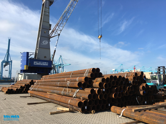 Die Stahlrohre befinden sich im Hafen von Rotterdam