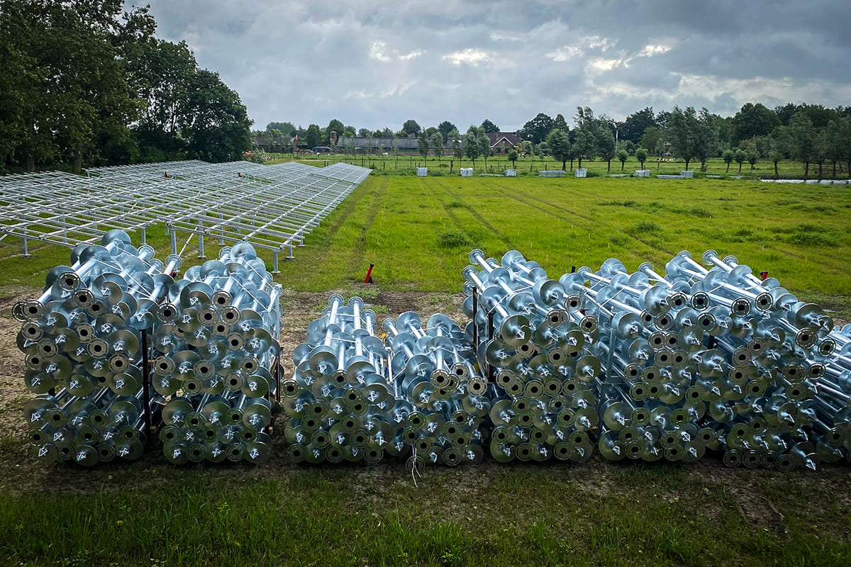 Schraubpfähle bereit zur Installation